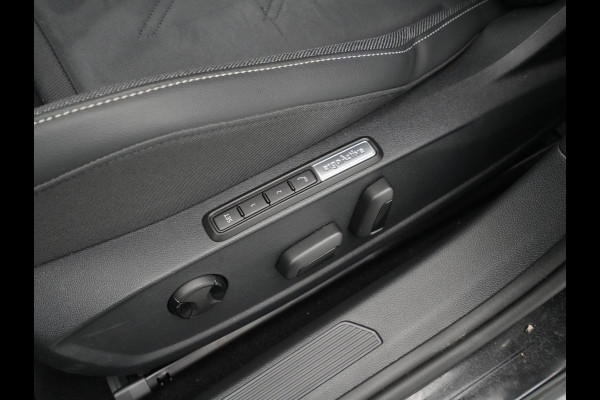 Volkswagen Golf 1.5 eHybrid 50 Edition Navigatie Camera Sideassist Stoelverwarming Carplay 186