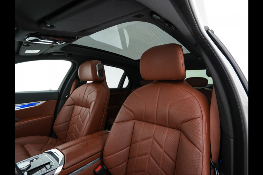 BMW i7 eDrive50 106 kWh M-Sportpack [ 3-Fase ] {SOH-97%} (INCL.BTW) *PANO | HEAD-UP | LUXURY-LEATHER | FULL-LED | BLIND-SPOT | BOWERS&WILKINS | MEMORY-PACK | TOP-VIEW | VENTILATED/HEATED-COMFORTSEATS | SOFT-CLOSE | WIDE-SREEN-DIGICOCKPIT | KEYLESS