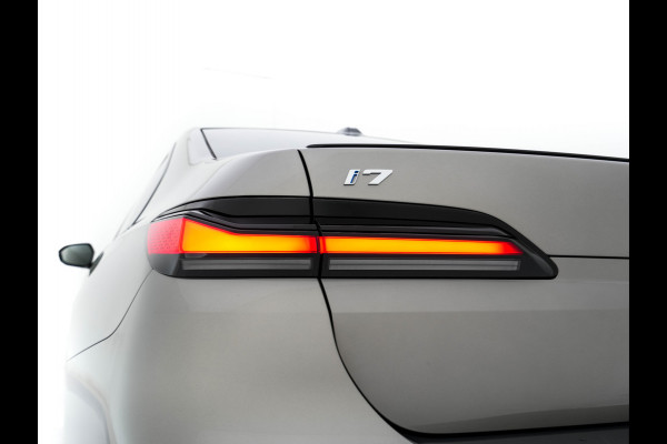 BMW i7 eDrive50 106 kWh M-Sportpack [ 3-Fase ] {SOH-97%} (INCL.BTW) *PANO | HEAD-UP | LUXURY-LEATHER | FULL-LED | BLIND-SPOT | BOWERS&WILKINS | MEMORY-PACK | TOP-VIEW | VENTILATED/HEATED-COMFORTSEATS | SOFT-CLOSE | WIDE-SREEN-DIGICOCKPIT | KEYLESS