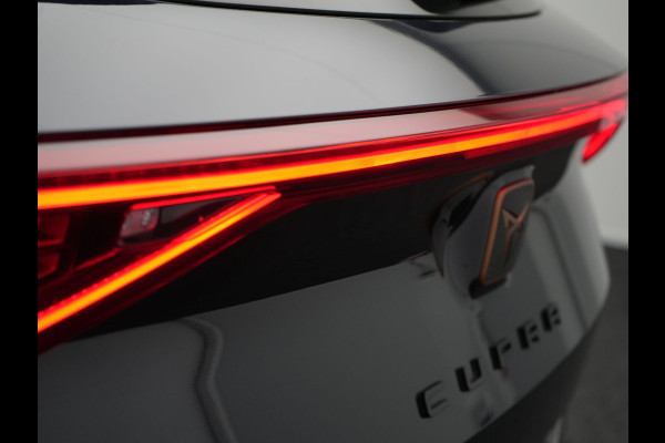 CUPRA Formentor 1.4 e-Hybrid VZ Copper Edition Plug In Hybrid 245pk Dealer O.H. PHEV | Panodak | Adaptive Cruise | Keyless | Sportstoelen Verwarmd | Virtual | 19"L.M | Sfeerverlichting |