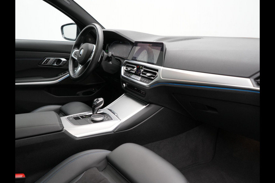 BMW 3 Serie Touring 330e xDrive M Sport Plug In Hybrid 293pk Dealer O.H. PHEV | Trekhaak Af Fabriek | Panodak | Harman & Kardon | Adaptief Onderstel | Camera | Alcantara Sportstoelen Verwarmd | Sfeerverlichting | Apple Carplay | Stuur Verwarmd | Navigatie | DAB |