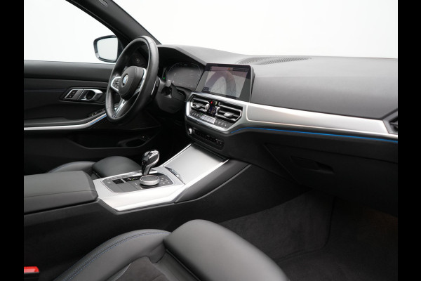 BMW 3 Serie Touring 330e xDrive M Sport Plug In Hybrid 293pk Dealer O.H. PHEV | Trekhaak Af Fabriek | Panodak | Harman & Kardon | Adaptief Onderstel | Camera | Alcantara Sportstoelen Verwarmd | Sfeerverlichting | Apple Carplay | Stuur Verwarmd | Navigatie | DAB |