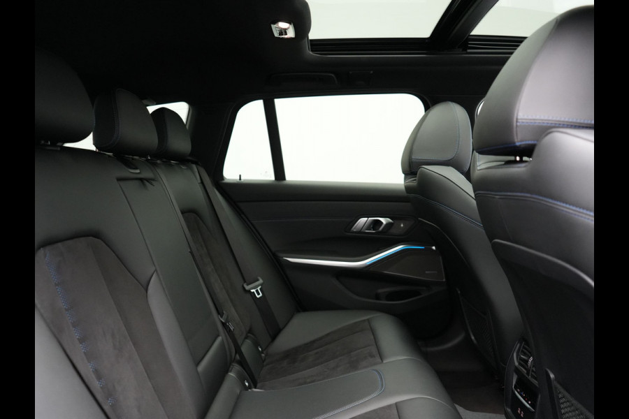 BMW 3 Serie Touring 330e xDrive M Sport Plug In Hybrid 293pk Dealer O.H. PHEV | Trekhaak Af Fabriek | Panodak | Harman & Kardon | Adaptief Onderstel | Camera | Alcantara Sportstoelen Verwarmd | Sfeerverlichting | Apple Carplay | Stuur Verwarmd | Navigatie | DAB |