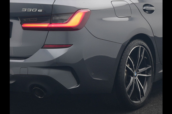 BMW 3 Serie Touring 330e xDrive M Sport Plug In Hybrid 293pk Dealer O.H. PHEV | Trekhaak Af Fabriek | Panodak | Harman & Kardon | Adaptief Onderstel | Camera | Alcantara Sportstoelen Verwarmd | Sfeerverlichting | Apple Carplay | Stuur Verwarmd | Navigatie | DAB |