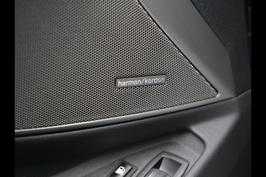 BMW 3 Serie Touring 330e xDrive M Sport Plug In Hybrid 293pk Dealer O.H. PHEV | Trekhaak Af Fabriek | Panodak | Harman & Kardon | Adaptief Onderstel | Camera | Alcantara Sportstoelen Verwarmd | Sfeerverlichting | Apple Carplay | Stuur Verwarmd | Navigatie | DAB |