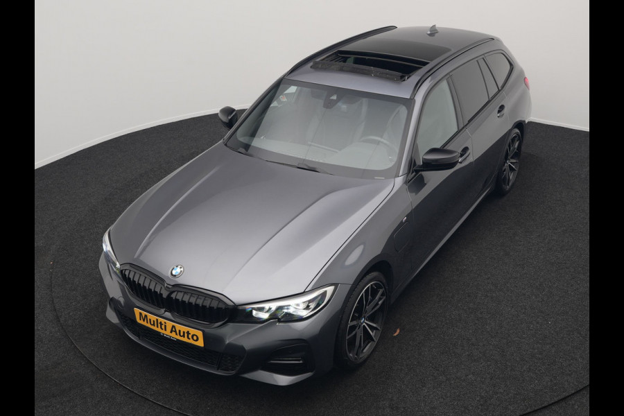 BMW 3 Serie Touring 330e xDrive M Sport Plug In Hybrid 293pk Dealer O.H. PHEV | Trekhaak Af Fabriek | Panodak | Harman & Kardon | Adaptief Onderstel | Camera | Alcantara Sportstoelen Verwarmd | Sfeerverlichting | Apple Carplay | Stuur Verwarmd | Navigatie | DAB |