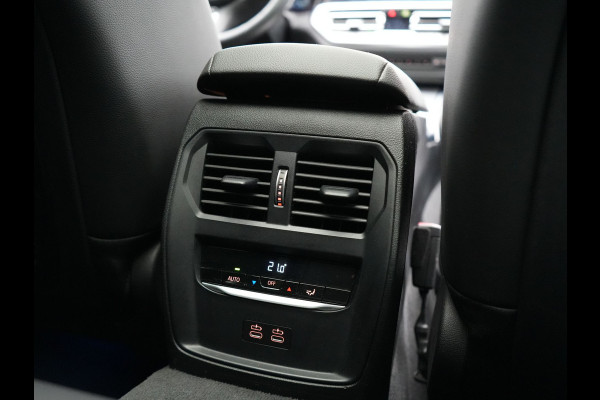 BMW 3 Serie Touring 330e xDrive M Sport Plug In Hybrid 293pk Dealer O.H. PHEV | Trekhaak Af Fabriek | Panodak | Harman & Kardon | Adaptief Onderstel | Camera | Alcantara Sportstoelen Verwarmd | Sfeerverlichting | Apple Carplay | Stuur Verwarmd | Navigatie | DAB |