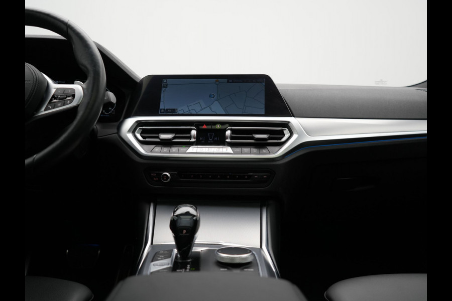 BMW 3 Serie Touring 330e xDrive M Sport Plug In Hybrid 293pk Dealer O.H. PHEV | Trekhaak Af Fabriek | Panodak | Harman & Kardon | Adaptief Onderstel | Camera | Alcantara Sportstoelen Verwarmd | Sfeerverlichting | Apple Carplay | Stuur Verwarmd | Navigatie | DAB |