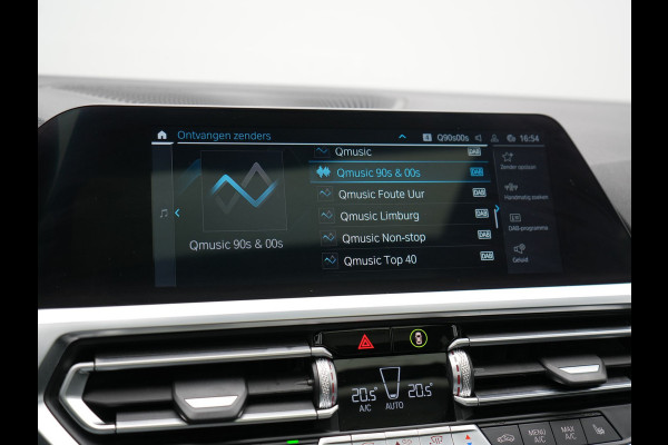 BMW 3 Serie Touring 330e xDrive M Sport Plug In Hybrid 293pk Dealer O.H. PHEV | Trekhaak Af Fabriek | Panodak | Harman & Kardon | Adaptief Onderstel | Camera | Alcantara Sportstoelen Verwarmd | Sfeerverlichting | Apple Carplay | Stuur Verwarmd | Navigatie | DAB |