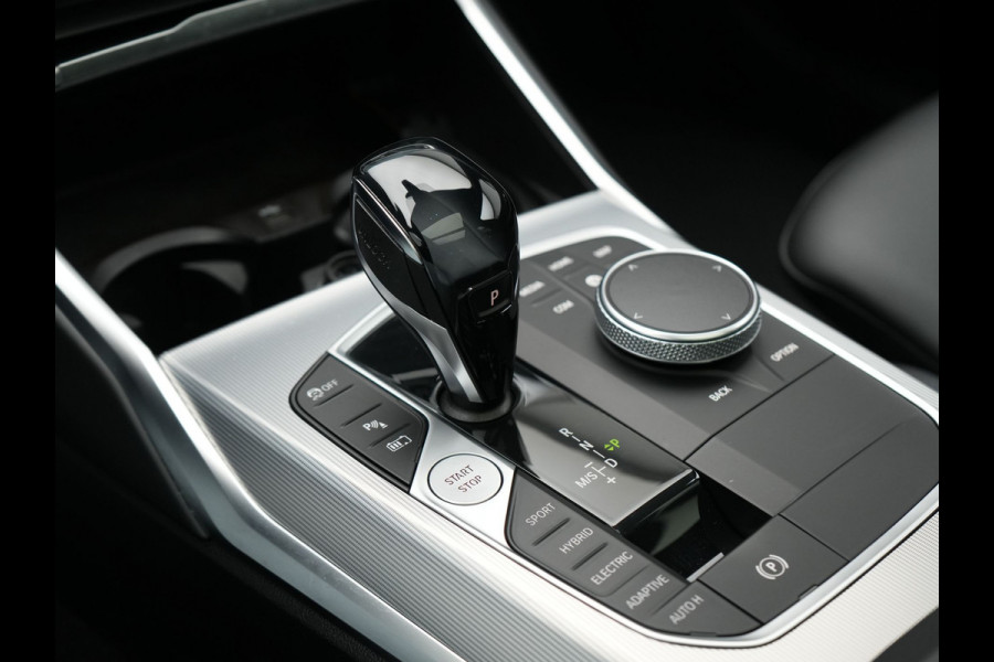 BMW 3 Serie Touring 330e xDrive M Sport Plug In Hybrid 293pk Dealer O.H. PHEV | Trekhaak Af Fabriek | Panodak | Harman & Kardon | Adaptief Onderstel | Camera | Alcantara Sportstoelen Verwarmd | Sfeerverlichting | Apple Carplay | Stuur Verwarmd | Navigatie | DAB |