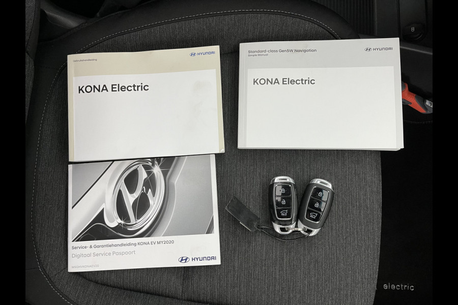 Hyundai Kona EV Fashion 64 kWh [ 3-Fase ] { SOH-100% } (INCL-BTW) Aut. *PANO | KRELL-AUDIO | HEAD-UP | NAVI-FULLMAP | KEYLESS | SHIFT-PADDLES | LANE-ASSIST | BLIND-SPOT | CAMERA | DAB | ECC | PDC | ADAPTIVE-CRUISE | COMFORT-SEATS | 17"ALU*