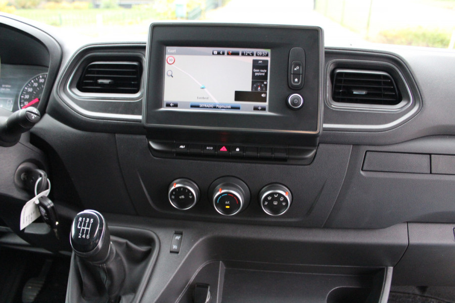 Renault Master T33 2.3 dCi 135PK E6 L2H2 ✓ 3-zits ✓ trekhaak 2500KG ✓ navigatie ✓ camera