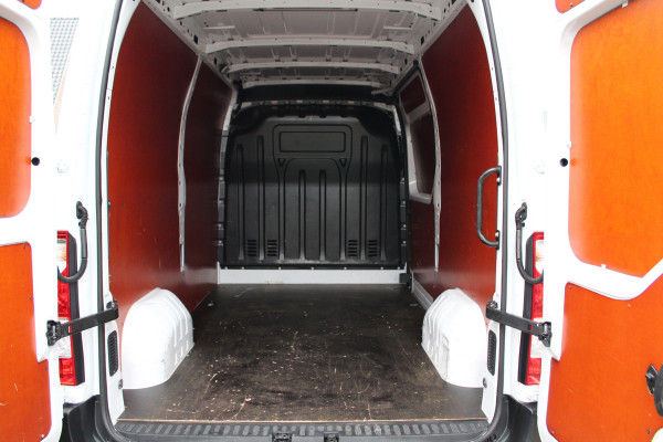 Renault Master T33 2.3 dCi 135PK E6 L2H2 ✓ 3-zits ✓ trekhaak 2500KG ✓ navigatie ✓ camera