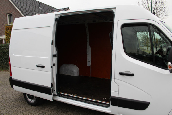 Renault Master T33 2.3 dCi 135PK E6 L2H2 ✓ 3-zits ✓ trekhaak 2500KG ✓ navigatie ✓ camera