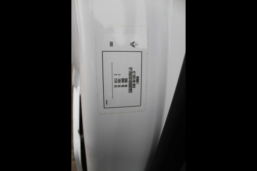 Renault Master T33 2.3 dCi 135PK E6 L2H2 ✓ 3-zits ✓ trekhaak 2500KG ✓ navigatie ✓ camera