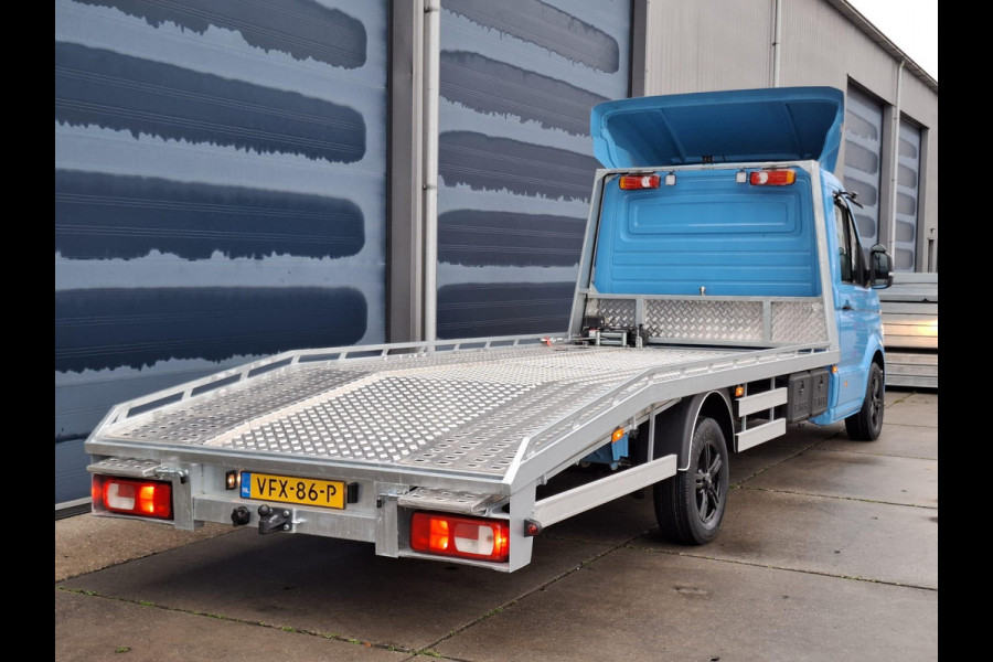 Volkswagen Crafter 35 2.0 TDI L4 Trendline OPRIJWAGEN / AMBULANCE / TRAILER / EURO 6 / LAADVERMOGEN 1500 KG !!