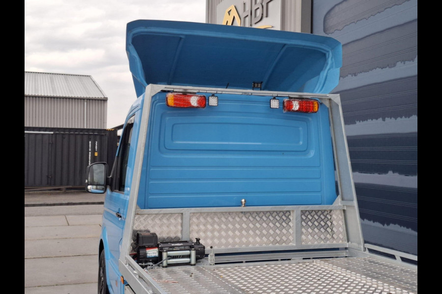 Volkswagen Crafter 35 2.0 TDI L4 Trendline OPRIJWAGEN / AMBULANCE / TRAILER / EURO 6 / LAADVERMOGEN 1500 KG !!