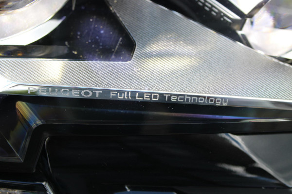 Peugeot 3008 1.2 Hybrid 136PK GT | 360° CAMERA | NAVIGATIE | ADAPTIVE CRUISE CONTROL | APPLE CARPLAY/ANDROID AUTO | CLIMATE CONTROL | 18" LICHTMETALEN VELGEN | DODEHOEK DETECTIE | KEYLESS ENTRY/START | FULL LED KOPLAMPEN | PARKEERSENSOREN VOOR EN ACHTER | DAB+ RADIO | LANE ASSIST |