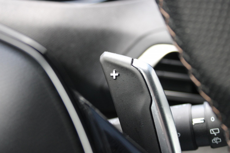 Peugeot 3008 1.2 Hybrid 136PK GT | 360° CAMERA | NAVIGATIE | ADAPTIVE CRUISE CONTROL | APPLE CARPLAY/ANDROID AUTO | CLIMATE CONTROL | 18" LICHTMETALEN VELGEN | DODEHOEK DETECTIE | KEYLESS ENTRY/START | FULL LED KOPLAMPEN | PARKEERSENSOREN VOOR EN ACHTER | DAB+ RADIO | LANE ASSIST |