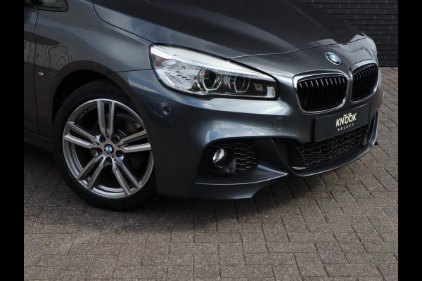 BMW 2 Serie Active Tourer 218i High Executive M Sport Pakket Automaat / Navigatie Plus / Head-Up Display / LED / 18 Inch / Leder / Parkeersensoren voor+achter / Climate Control / Stoelverwarming / Lichtpakket