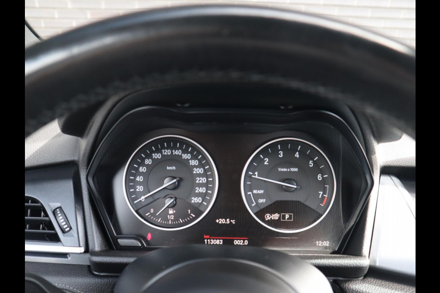 BMW 2 Serie Active Tourer 218i High Executive M Sport Pakket Automaat / Navigatie Plus / Head-Up Display / LED / 18 Inch / Leder / Parkeersensoren voor+achter / Climate Control / Stoelverwarming / Lichtpakket