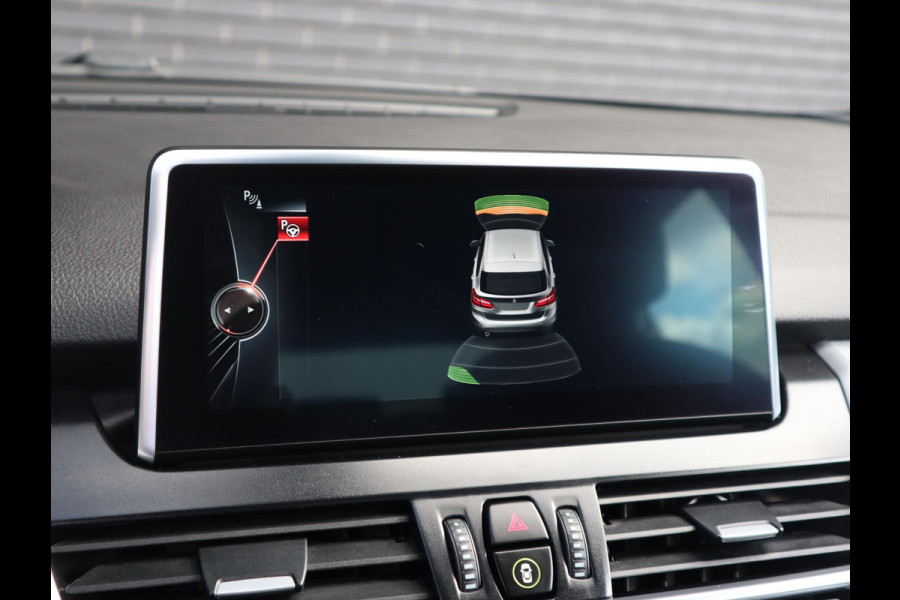 BMW 2 Serie Active Tourer 218i High Executive M Sport Pakket Automaat / Navigatie Plus / Head-Up Display / LED / 18 Inch / Leder / Parkeersensoren voor+achter / Climate Control / Stoelverwarming / Lichtpakket