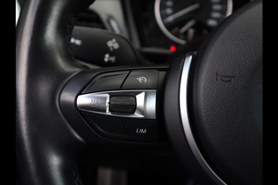 BMW 2 Serie Active Tourer 218i High Executive M Sport Pakket Automaat / Navigatie Plus / Head-Up Display / LED / 18 Inch / Leder / Parkeersensoren voor+achter / Climate Control / Stoelverwarming / Lichtpakket