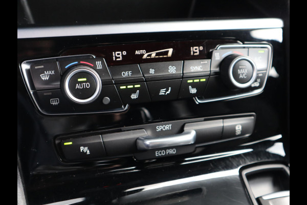 BMW 2 Serie Active Tourer 218i High Executive M Sport Pakket Automaat / Navigatie Plus / Head-Up Display / LED / 18 Inch / Leder / Parkeersensoren voor+achter / Climate Control / Stoelverwarming / Lichtpakket