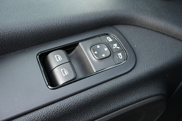 Mercedes-Benz Sprinter 317 CDI L2H2 Pro 3500 kg trekhaak, LED verlichting, Geveerde stoel