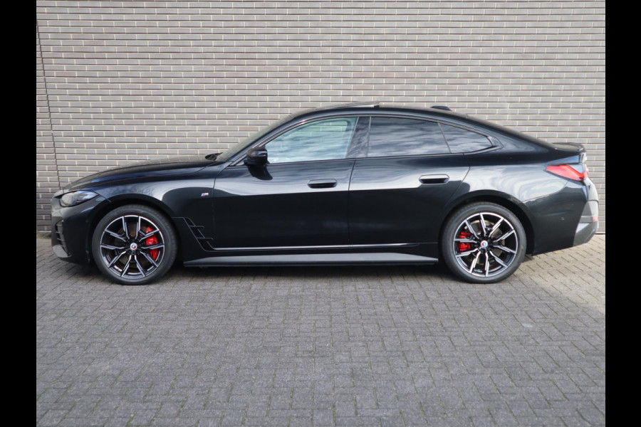 BMW i4 eDrive40 High Executive M Sport Pakket Automaat / Live Cockpit Professional / Schuif-/kanteldak / Driving Assistant / Leder / Hifi / M Sportremsysteem / Stoelverwarming / Extra Getint Glas /  M Achterspoiler / Shadow Line