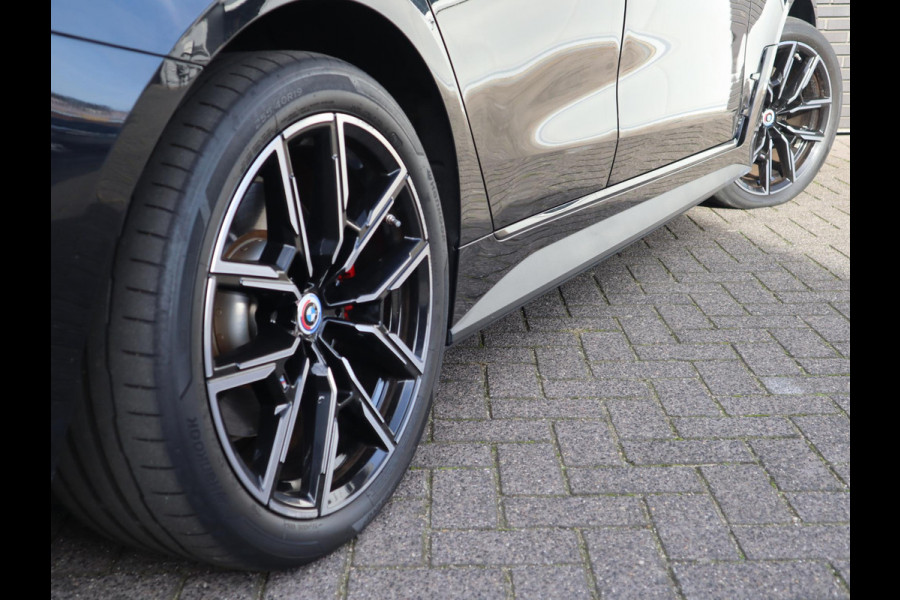 BMW i4 eDrive40 High Executive M Sport Pakket Automaat / Live Cockpit Professional / Schuif-/kanteldak / Driving Assistant / Leder / Hifi / M Sportremsysteem / Stoelverwarming / Extra Getint Glas /  M Achterspoiler / Shadow Line