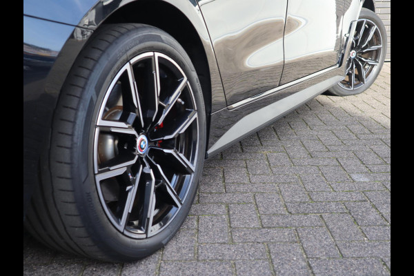 BMW i4 eDrive40 High Executive M Sport Pakket Automaat / Live Cockpit Professional / Schuif-/kanteldak / Driving Assistant / Leder / Hifi / M Sportremsysteem / Stoelverwarming / Extra Getint Glas /  M Achterspoiler / Shadow Line