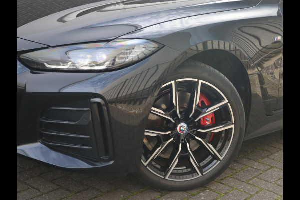 BMW i4 eDrive40 High Executive M Sport Pakket Automaat / Live Cockpit Professional / Schuif-/kanteldak / Driving Assistant / Leder / Hifi / M Sportremsysteem / Stoelverwarming / Extra Getint Glas /  M Achterspoiler / Shadow Line