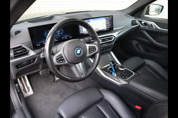 BMW i4 eDrive40 High Executive M Sport Pakket Automaat / Live Cockpit Professional / Schuif-/kanteldak / Driving Assistant / Leder / Hifi / M Sportremsysteem / Stoelverwarming / Extra Getint Glas /  M Achterspoiler / Shadow Line