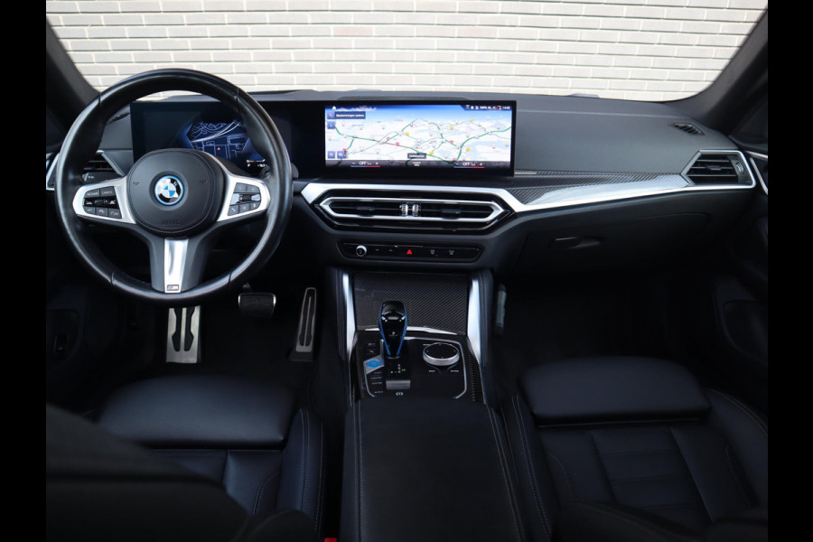 BMW i4 eDrive40 High Executive M Sport Pakket Automaat / Live Cockpit Professional / Schuif-/kanteldak / Driving Assistant / Leder / Hifi / M Sportremsysteem / Stoelverwarming / Extra Getint Glas /  M Achterspoiler / Shadow Line
