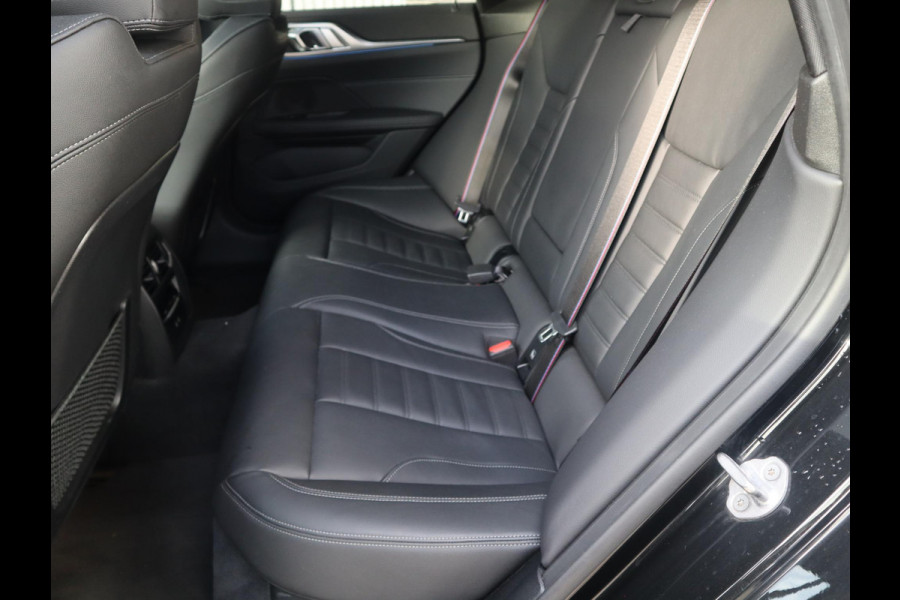 BMW i4 eDrive40 High Executive M Sport Pakket Automaat / Live Cockpit Professional / Schuif-/kanteldak / Driving Assistant / Leder / Hifi / M Sportremsysteem / Stoelverwarming / Extra Getint Glas /  M Achterspoiler / Shadow Line