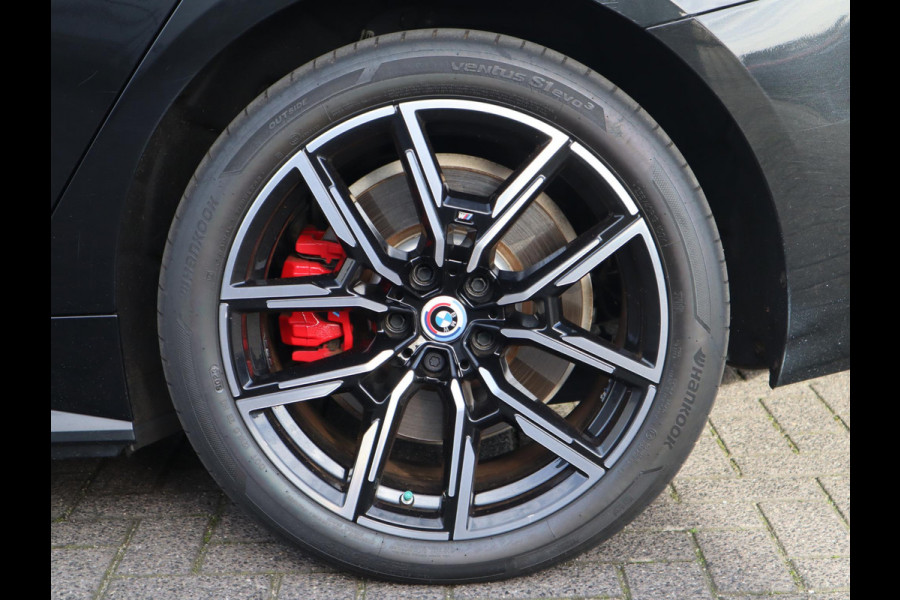BMW i4 eDrive40 High Executive M Sport Pakket Automaat / Live Cockpit Professional / Schuif-/kanteldak / Driving Assistant / Leder / Hifi / M Sportremsysteem / Stoelverwarming / Extra Getint Glas /  M Achterspoiler / Shadow Line