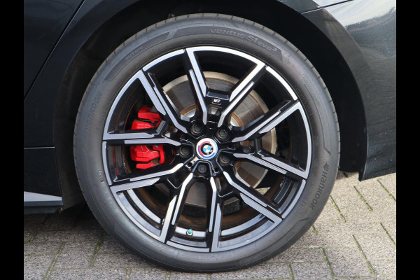 BMW i4 eDrive40 High Executive M Sport Pakket Automaat / Live Cockpit Professional / Schuif-/kanteldak / Driving Assistant / Leder / Hifi / M Sportremsysteem / Stoelverwarming / Extra Getint Glas /  M Achterspoiler / Shadow Line