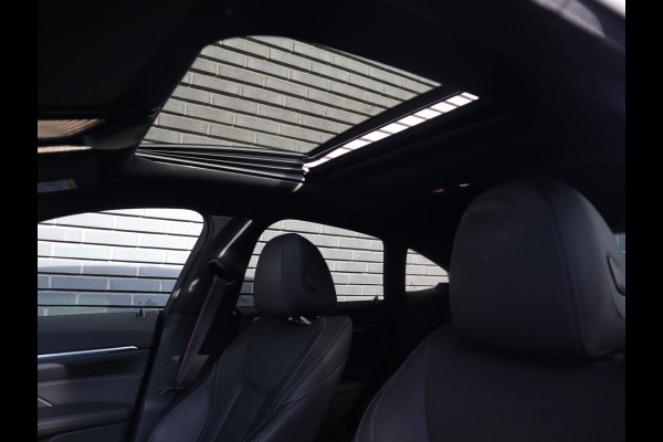 BMW i4 eDrive40 High Executive M Sport Pakket Automaat / Live Cockpit Professional / Schuif-/kanteldak / Driving Assistant / Leder / Hifi / M Sportremsysteem / Stoelverwarming / Extra Getint Glas /  M Achterspoiler / Shadow Line