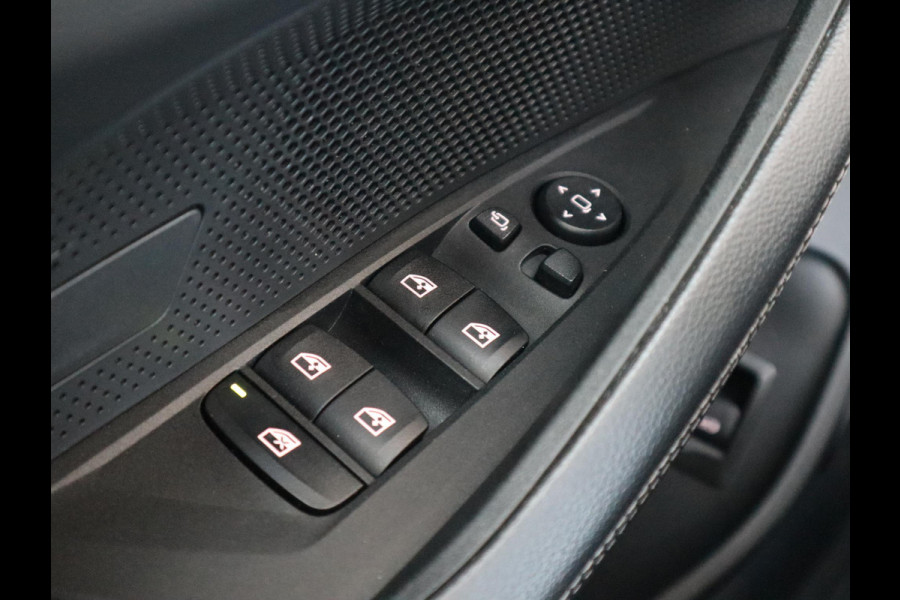 BMW i4 eDrive40 High Executive M Sport Pakket Automaat / Live Cockpit Professional / Schuif-/kanteldak / Driving Assistant / Leder / Hifi / M Sportremsysteem / Stoelverwarming / Extra Getint Glas /  M Achterspoiler / Shadow Line