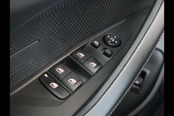 BMW i4 eDrive40 High Executive M Sport Pakket Automaat / Live Cockpit Professional / Schuif-/kanteldak / Driving Assistant / Leder / Hifi / M Sportremsysteem / Stoelverwarming / Extra Getint Glas /  M Achterspoiler / Shadow Line