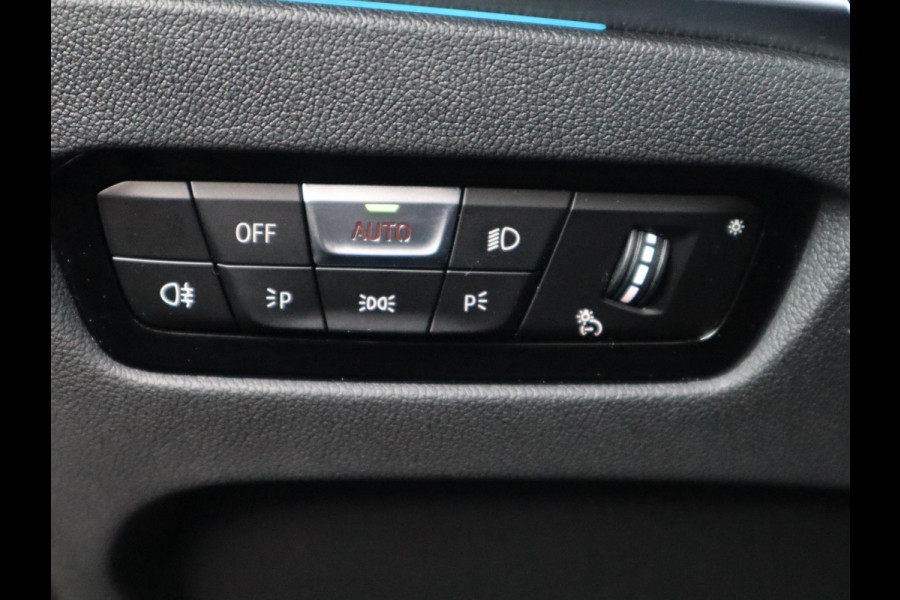 BMW i4 eDrive40 High Executive M Sport Pakket Automaat / Live Cockpit Professional / Schuif-/kanteldak / Driving Assistant / Leder / Hifi / M Sportremsysteem / Stoelverwarming / Extra Getint Glas /  M Achterspoiler / Shadow Line