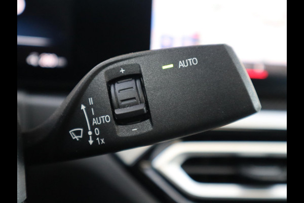 BMW i4 eDrive40 High Executive M Sport Pakket Automaat / Live Cockpit Professional / Schuif-/kanteldak / Driving Assistant / Leder / Hifi / M Sportremsysteem / Stoelverwarming / Extra Getint Glas /  M Achterspoiler / Shadow Line
