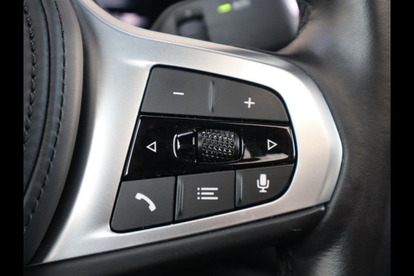 BMW i4 eDrive40 High Executive M Sport Pakket Automaat / Live Cockpit Professional / Schuif-/kanteldak / Driving Assistant / Leder / Hifi / M Sportremsysteem / Stoelverwarming / Extra Getint Glas /  M Achterspoiler / Shadow Line