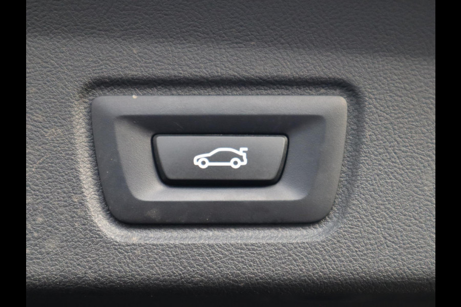 BMW i4 eDrive40 High Executive M Sport Pakket Automaat / Live Cockpit Professional / Schuif-/kanteldak / Driving Assistant / Leder / Hifi / M Sportremsysteem / Stoelverwarming / Extra Getint Glas /  M Achterspoiler / Shadow Line