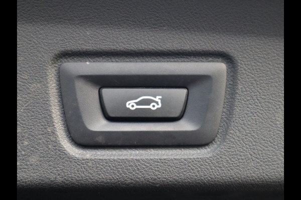 BMW i4 eDrive40 High Executive M Sport Pakket Automaat / Live Cockpit Professional / Schuif-/kanteldak / Driving Assistant / Leder / Hifi / M Sportremsysteem / Stoelverwarming / Extra Getint Glas /  M Achterspoiler / Shadow Line