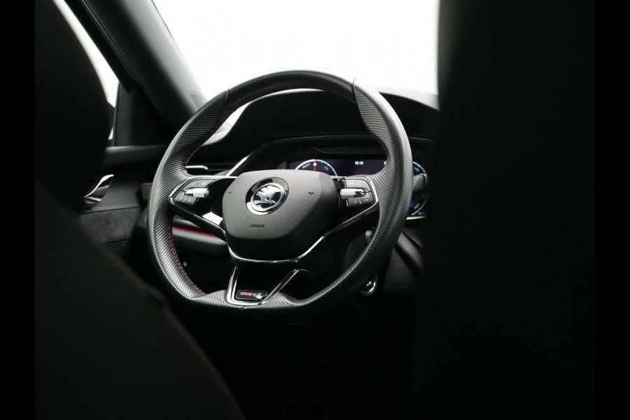 Škoda Octavia Combi 1.4 TSI RS iV Plug In Hybrid 245pk PHEV | Panodak | Apple Carplay | Sportstoelen Verwarmd | 18"L.M | Stuur Verwarmd | Navigatie | Keyless | Virtual | Sfeerverlichting | Cruise Control | DAB |