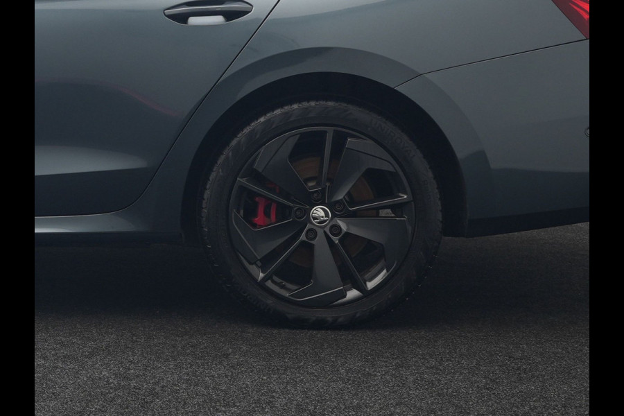 Škoda Octavia Combi 1.4 TSI RS iV Plug In Hybrid 245pk PHEV | Panodak | Apple Carplay | Sportstoelen Verwarmd | 18"L.M | Stuur Verwarmd | Navigatie | Keyless | Virtual | Sfeerverlichting | Cruise Control | DAB |