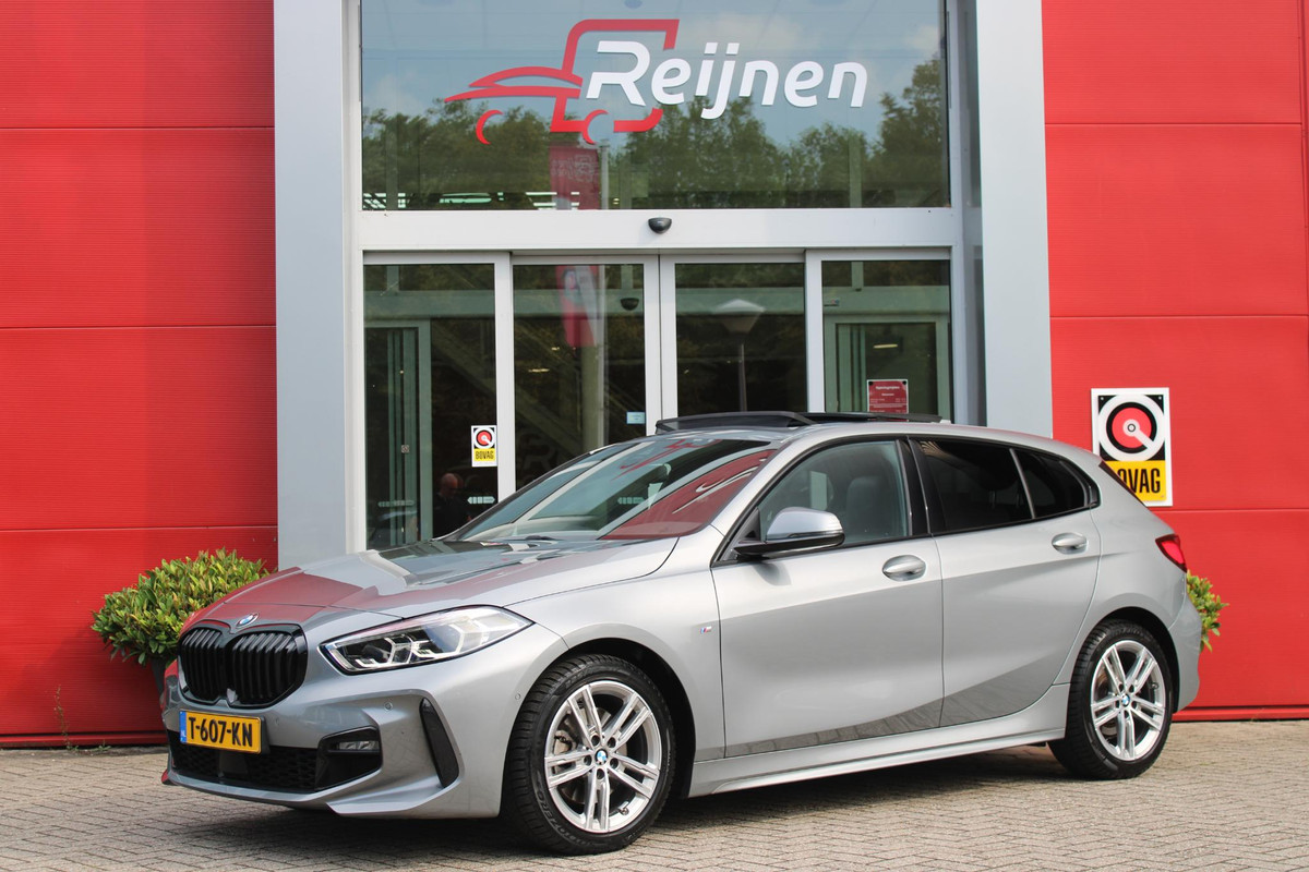 BMW 1-serie 118i 136PK INTRODUCTION EDITION M-SPORT | PANORAMISCH SCHUIF/KANTEL DAK | SHADOW LINE PAKKET | SFEER VERLICHTING | LEDEREN BEKLEDING "DAKOTA GEPERFOREERD" | ACHTERUITRIJ CAMERA | PARKEERSENSOREN VOOR EN ACHTER | ALARM | STOEL VERWARMING | DRAADLOZE APPLE CARPLAY/ANDROID AUTO | LICHTMETALEN VELGEN 17" | LANE ASSIST | DAB+ RADIO | SPORT STOELEN | WARMTE WEREND GLAS  | BMW LIVE COCKPIT PROFESSIONAL |