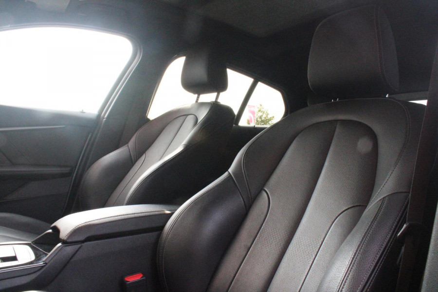 BMW 1-serie 118i 136PK INTRODUCTION EDITION M-SPORT | PANORAMISCH SCHUIF/KANTEL DAK | SHADOW LINE PAKKET | SFEER VERLICHTING | LEDEREN BEKLEDING "DAKOTA GEPERFOREERD" | ACHTERUITRIJ CAMERA | PARKEERSENSOREN VOOR EN ACHTER | ALARM | STOEL VERWARMING | DRAADLOZE APPLE CARPLAY/ANDROID AUTO | LICHTMETALEN VELGEN 17" | LANE ASSIST | DAB+ RADIO | SPORT STOELEN | WARMTE WEREND GLAS  | BMW LIVE COCKPIT PROFESSIONAL |